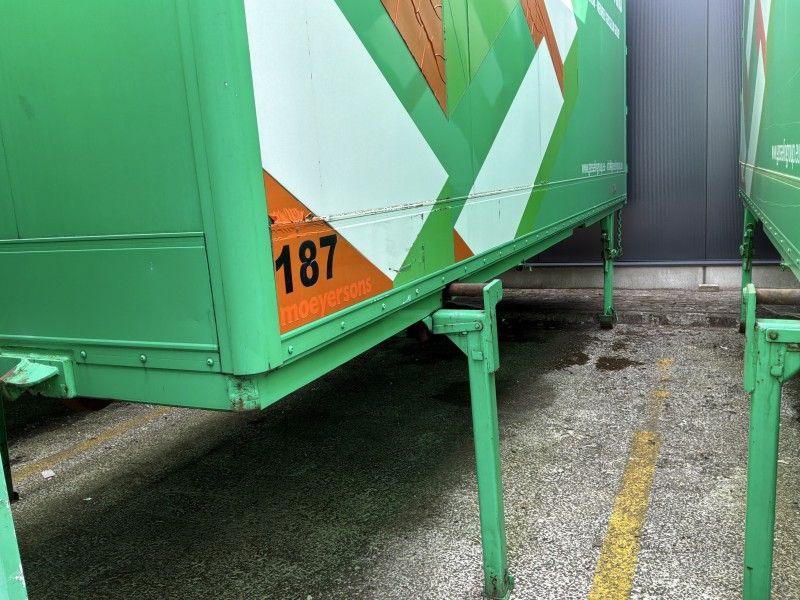 Moeyersons' Interchangeable Container