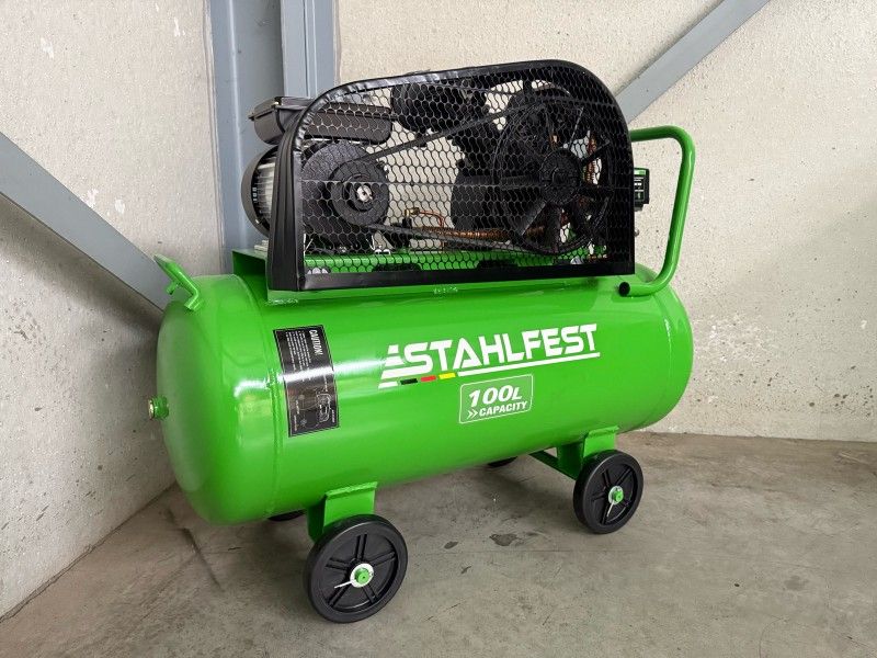 Stahlfest 100-liter V-twin piston compressor