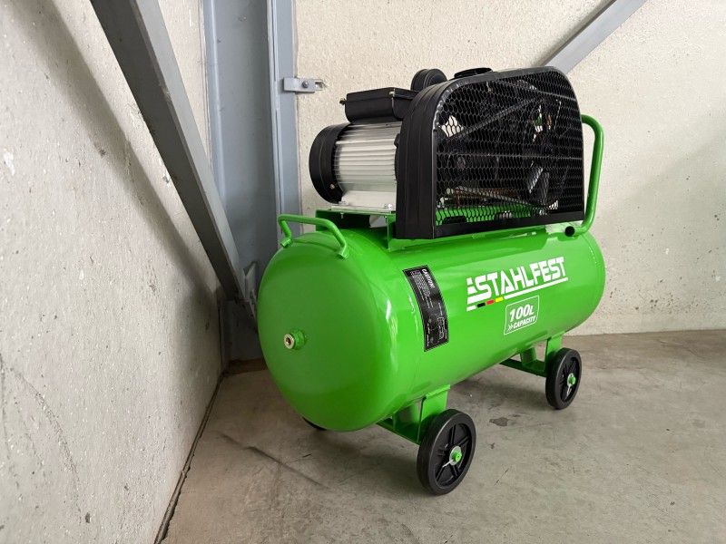 Stahlfest 100-liter V-twin piston compressor