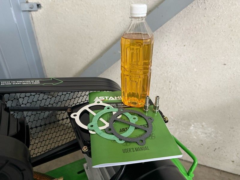Stahlfest 100-liter V-twin piston compressor