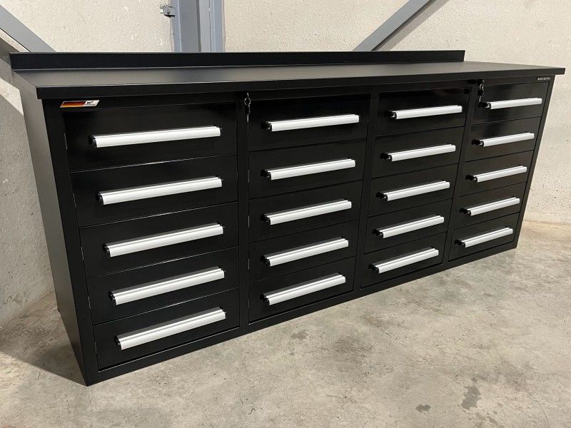 Metallwerkbank mit 20 Schubladen