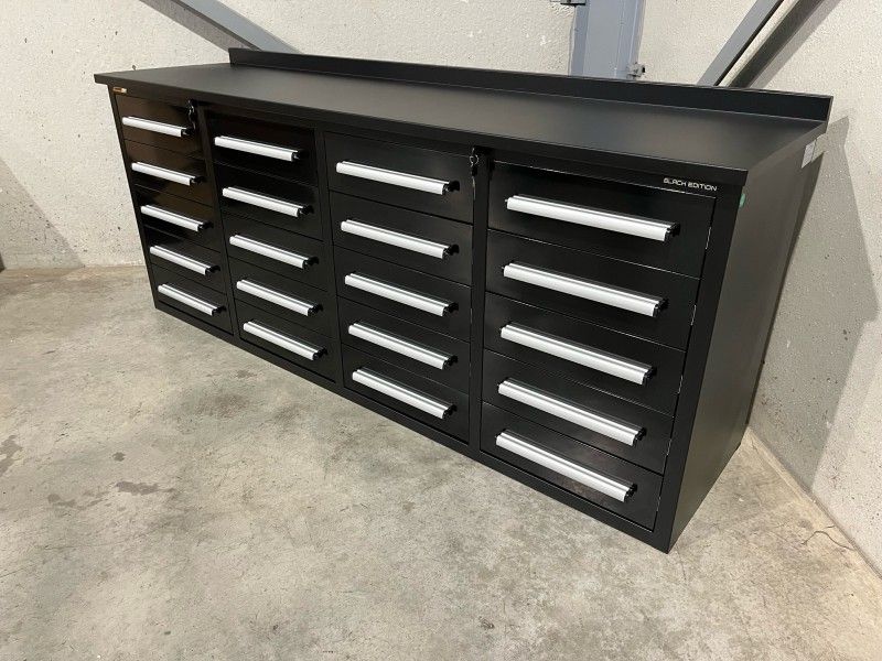 Metallwerkbank mit 20 Schubladen