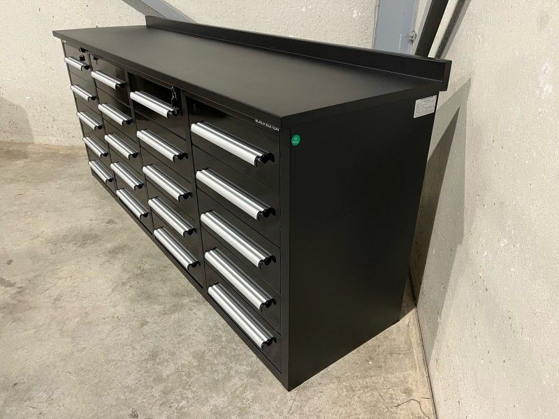 Metallwerkbank mit 20 Schubladen