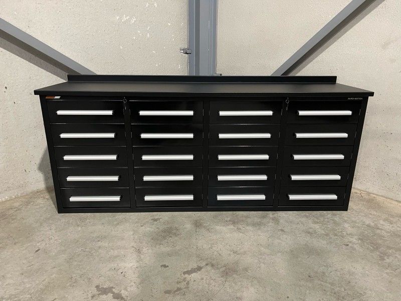 Metallwerkbank mit 20 Schubladen