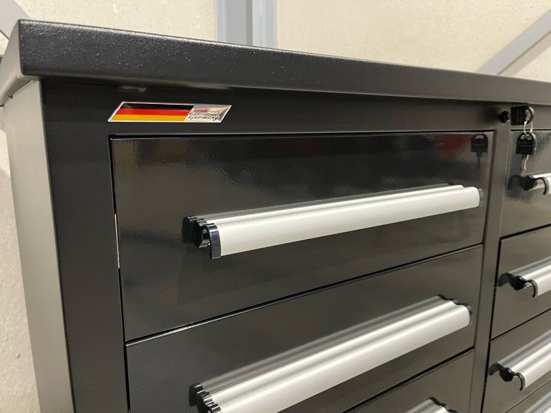 Metallwerkbank mit 20 Schubladen