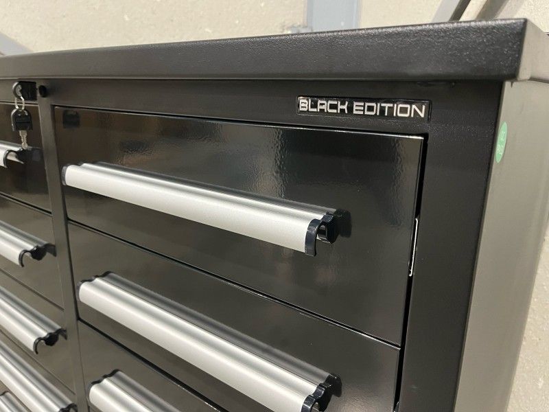 Metallwerkbank mit 20 Schubladen