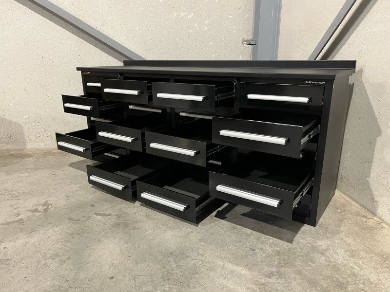 Metallwerkbank mit 20 Schubladen