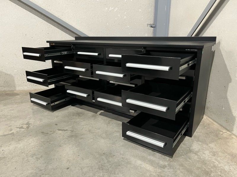 Metallwerkbank mit 20 Schubladen