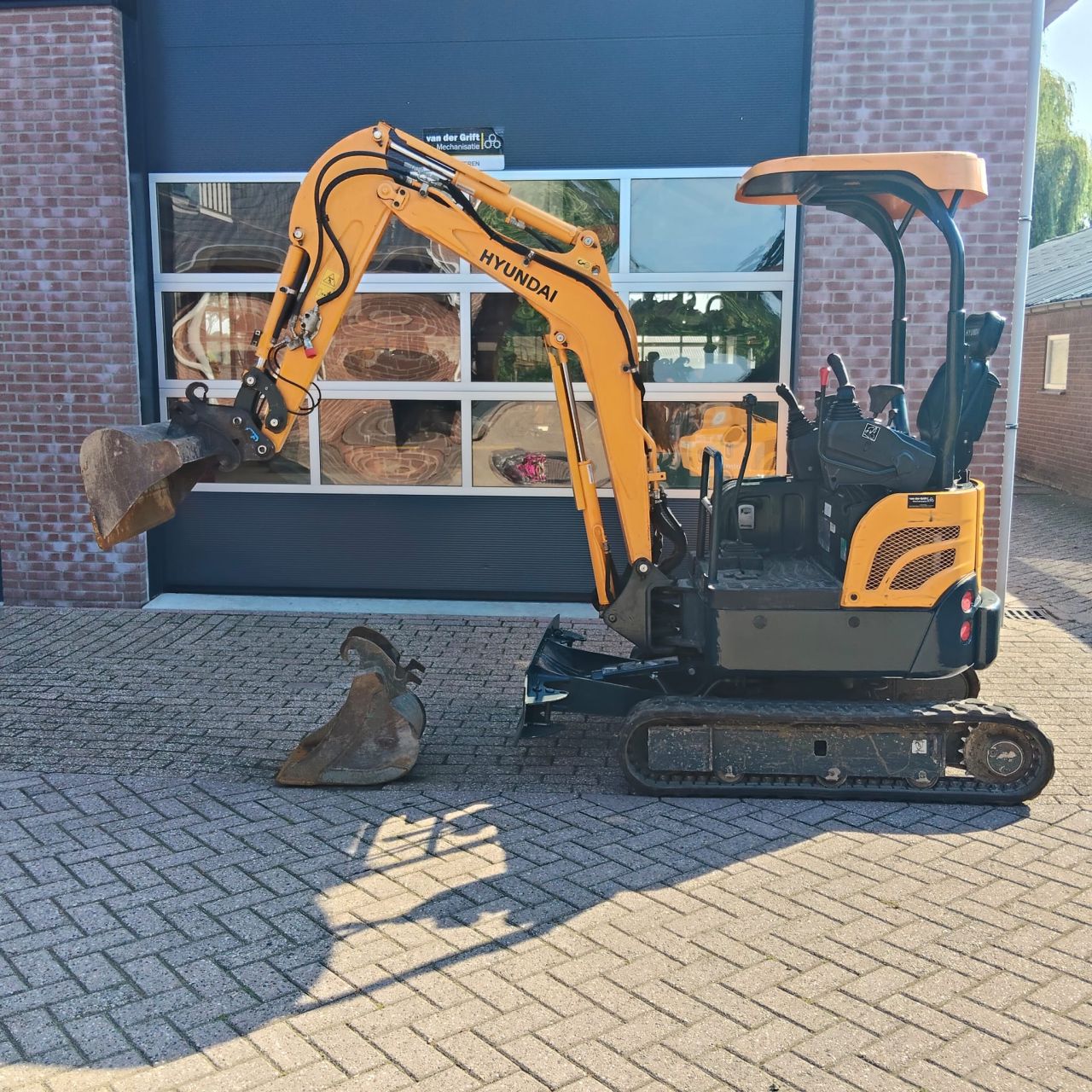 Hyundai R17 /1800 kg /690 uur/2022/ prop bediend