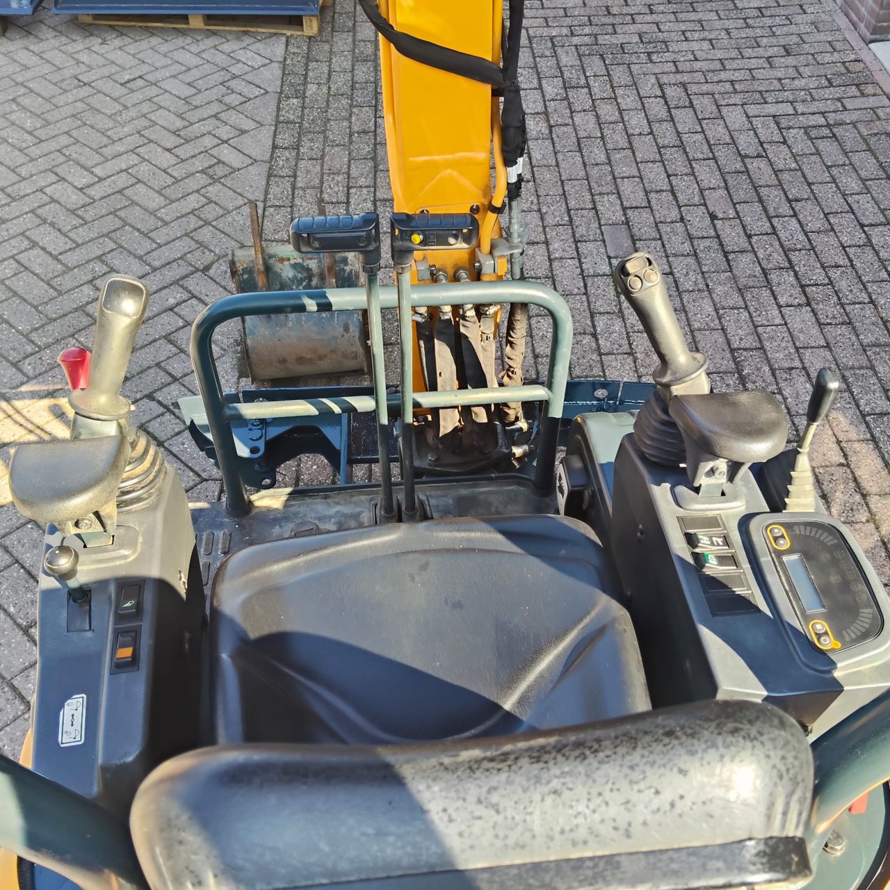 Hyundai R17 /1800 kg /690 uur/2022/ prop bediend