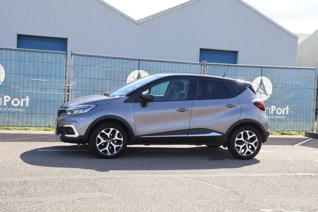 Passenger car Renault Captur Petrol 150hp 2019