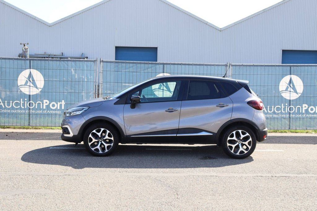Passenger car Renault Captur Petrol 150hp 2019