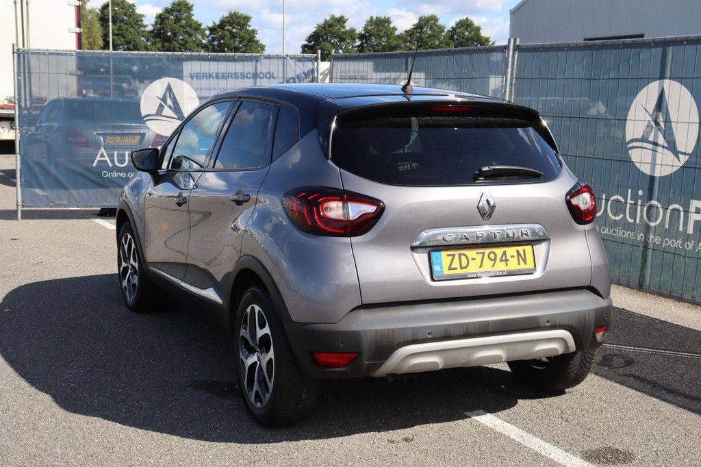 Passenger car Renault Captur Petrol 150hp 2019