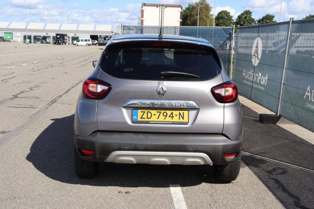 Passenger car Renault Captur Petrol 150hp 2019