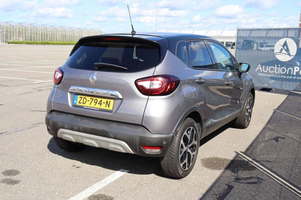 Passenger car Renault Captur Petrol 150hp 2019