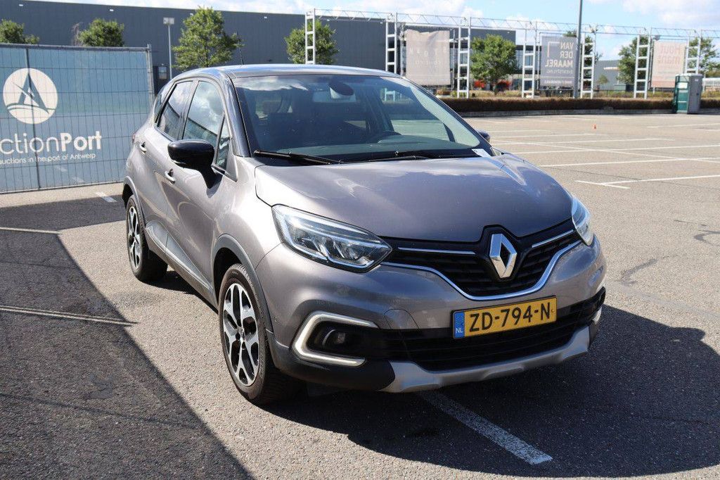 Passenger car Renault Captur Petrol 150hp 2019