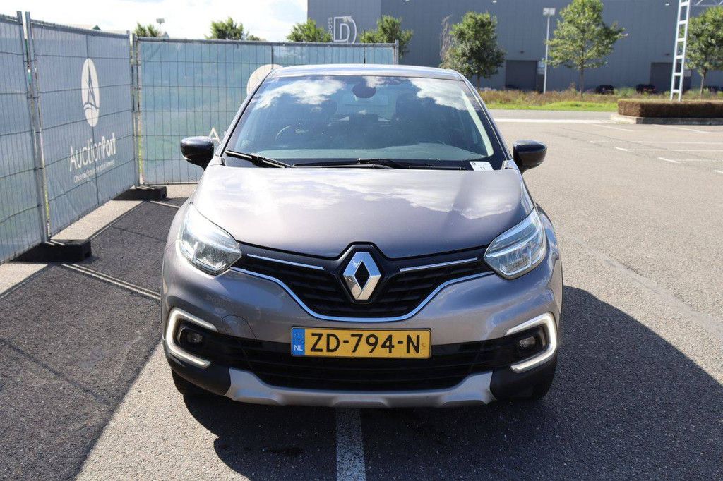 Passenger car Renault Captur Petrol 150hp 2019