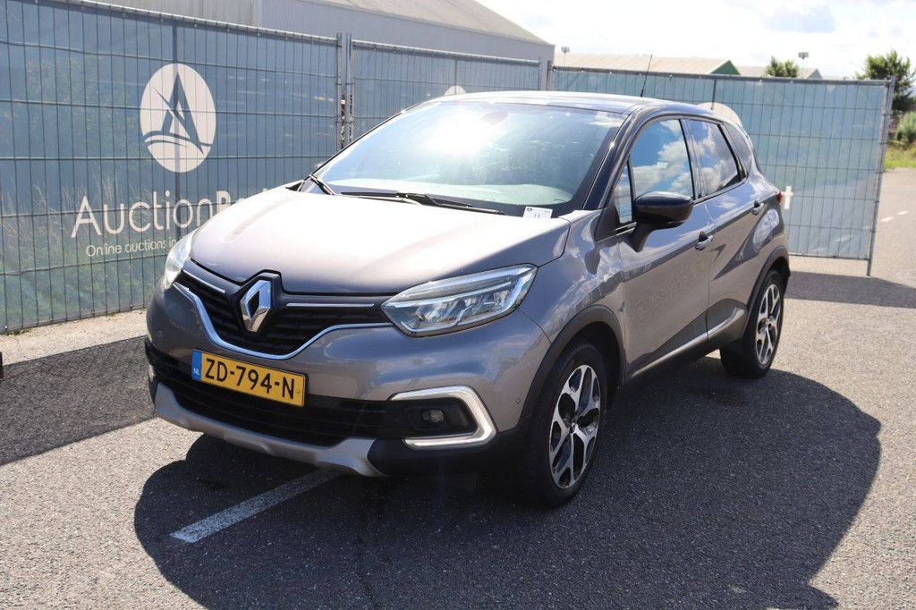 Passenger car Renault Captur Petrol 150hp 2019