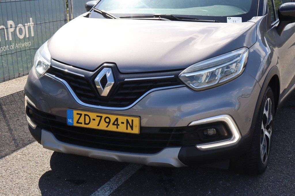 Passenger car Renault Captur Petrol 150hp 2019