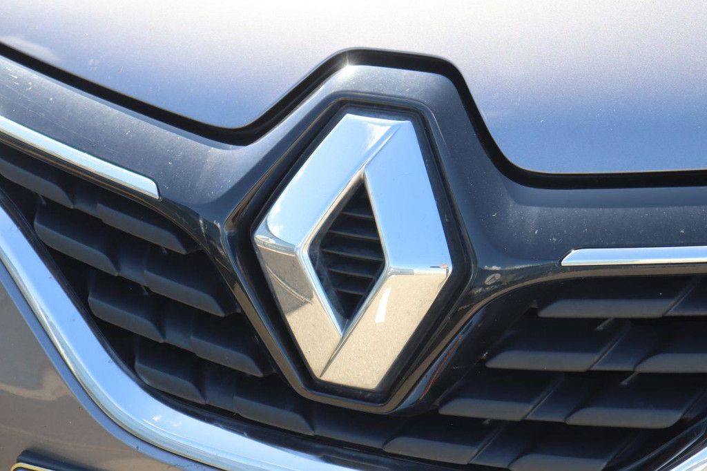 Passenger car Renault Captur Petrol 150hp 2019