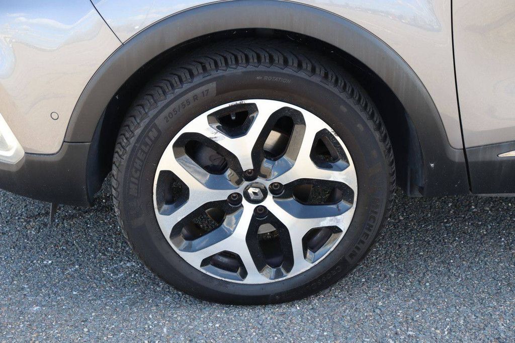 Passenger car Renault Captur Petrol 150hp 2019