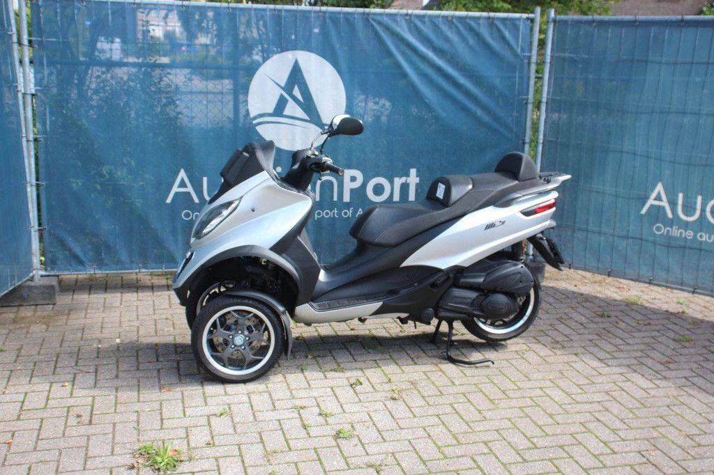 Roller Piaggio MP3 300 LT Benzin 23 PS 2015