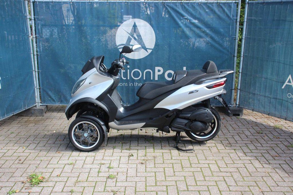 Roller Piaggio MP3 300 LT Benzin 23 PS 2015
