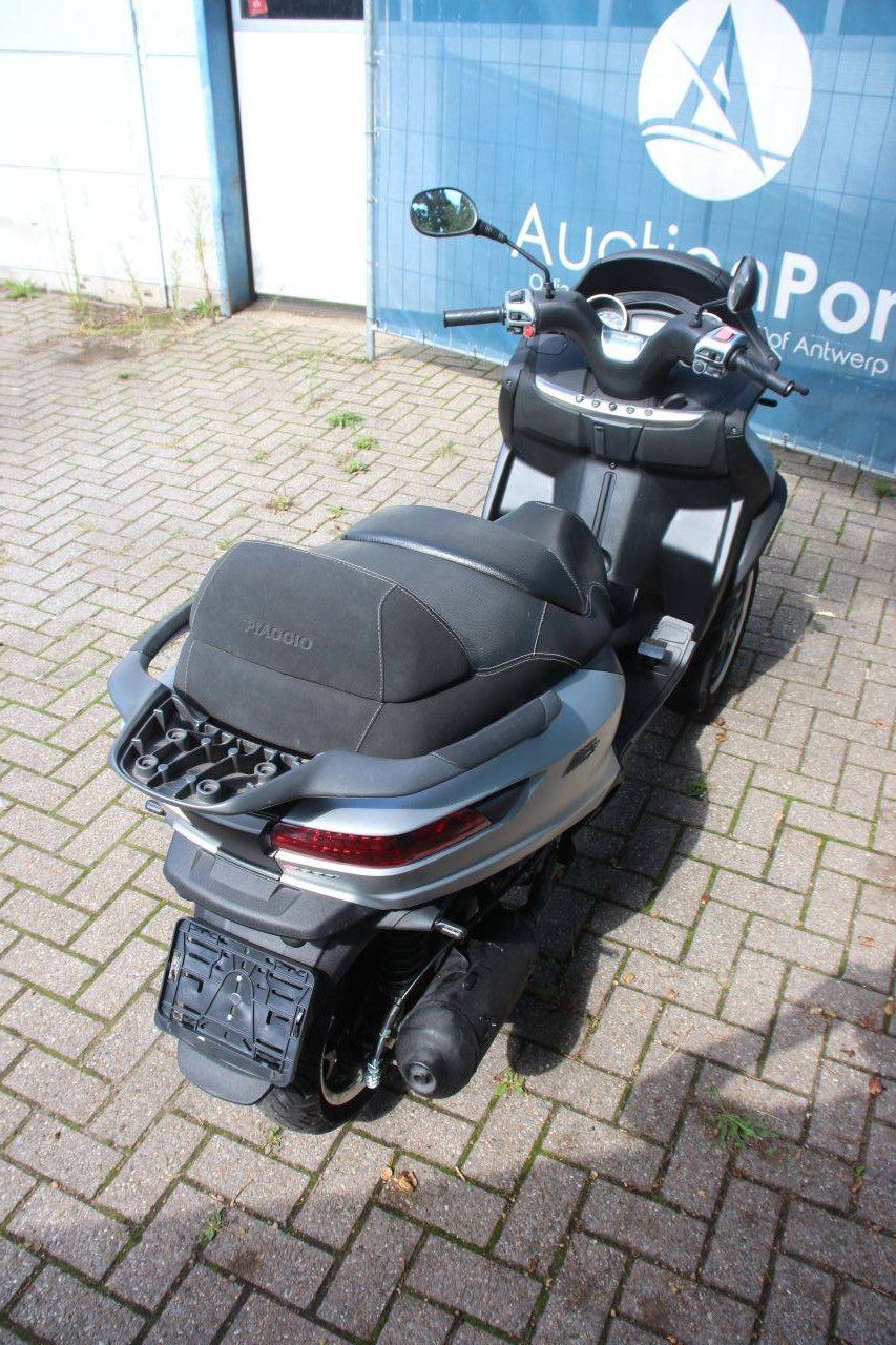 Roller Piaggio MP3 300 LT Benzin 23 PS 2015