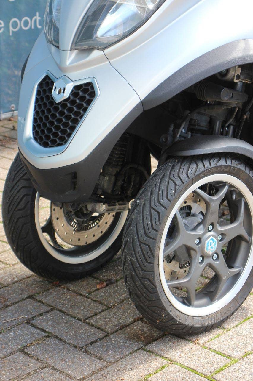 Roller Piaggio MP3 300 LT Benzin 23 PS 2015