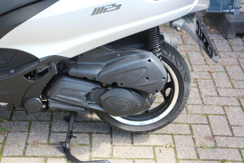 Roller Piaggio MP3 300 LT Benzin 23 PS 2015