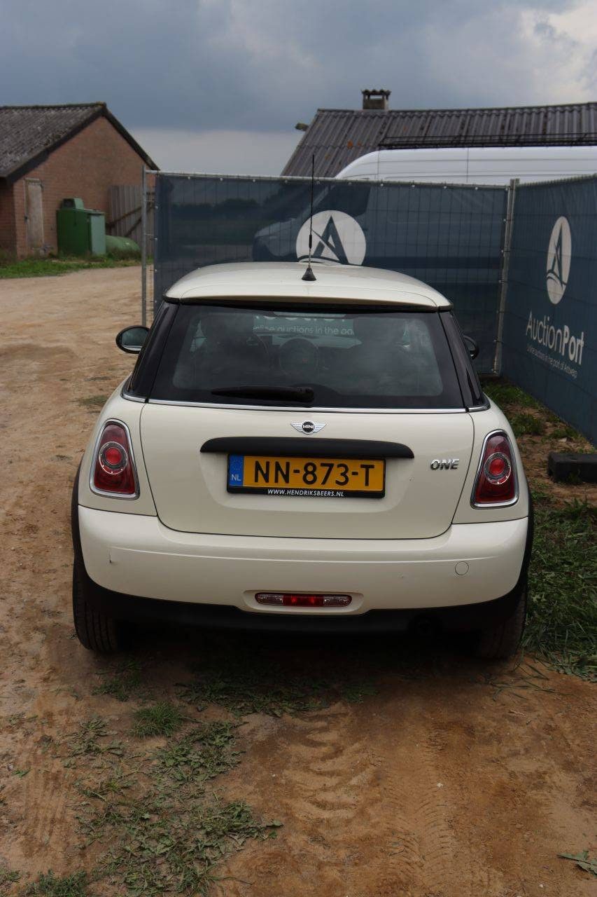 Passenger car MINI ONE Petrol 75hp 2011 (Margin)