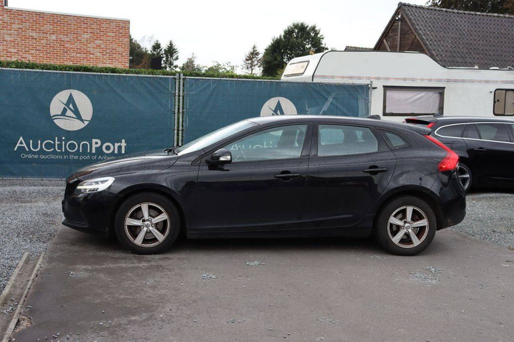 Volvo V40 Benziner 122 PS Pkw 2018