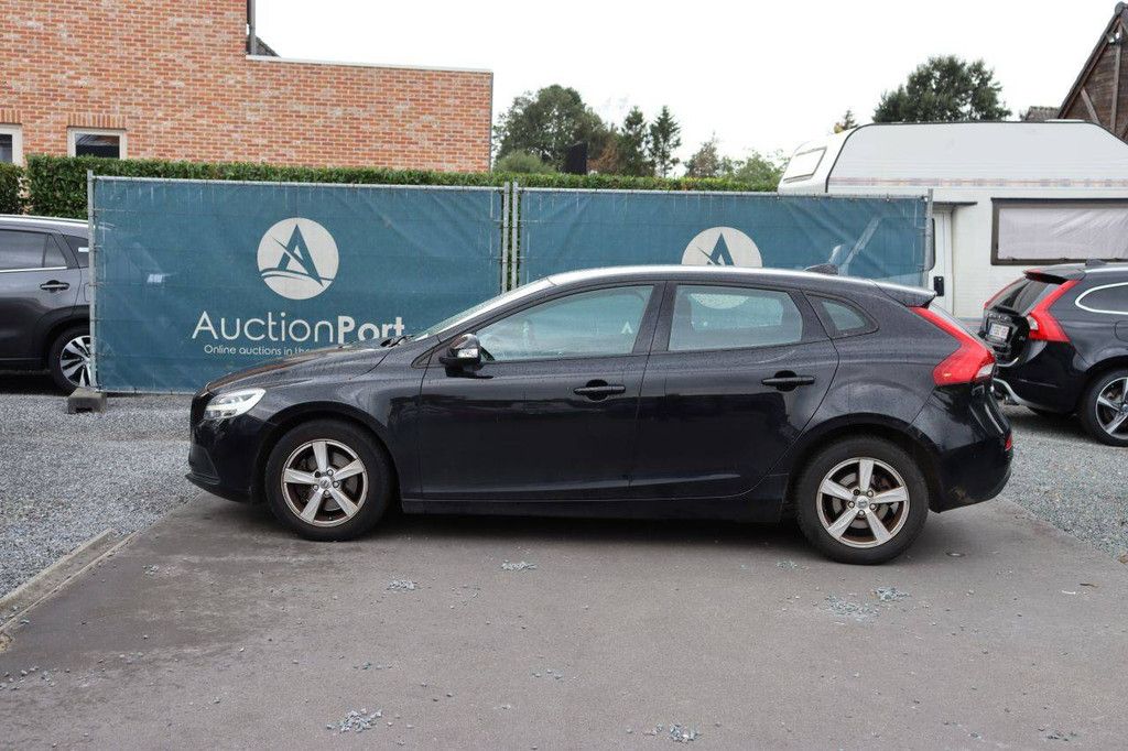 Volvo V40 Benziner 122 PS Pkw 2018