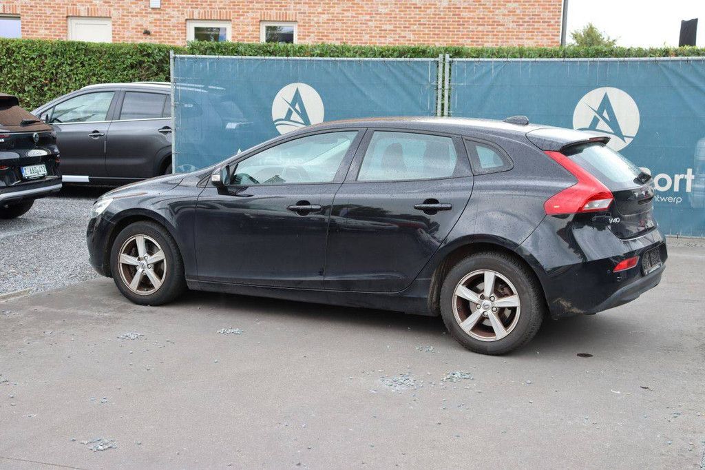 Volvo V40 Benziner 122 PS Pkw 2018