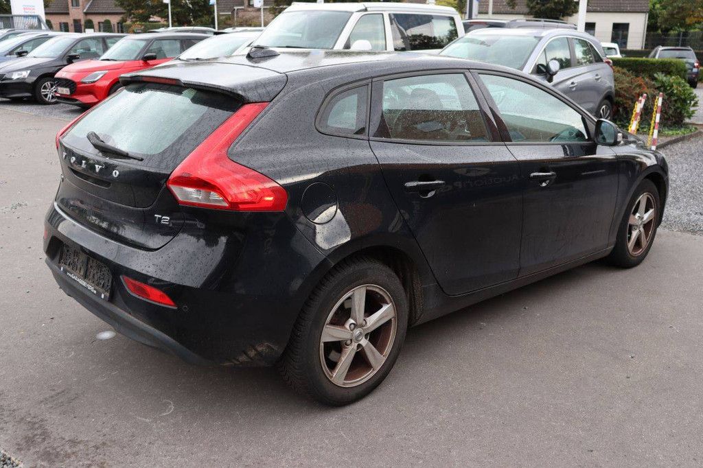 Volvo V40 Benziner 122 PS Pkw 2018