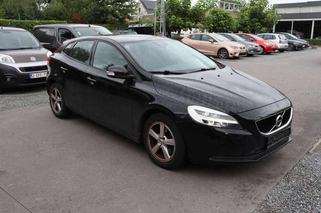 Volvo V40 Benziner 122 PS Pkw 2018