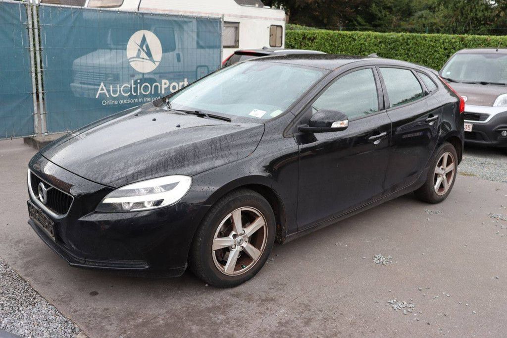 Volvo V40 Benziner 122 PS Pkw 2018