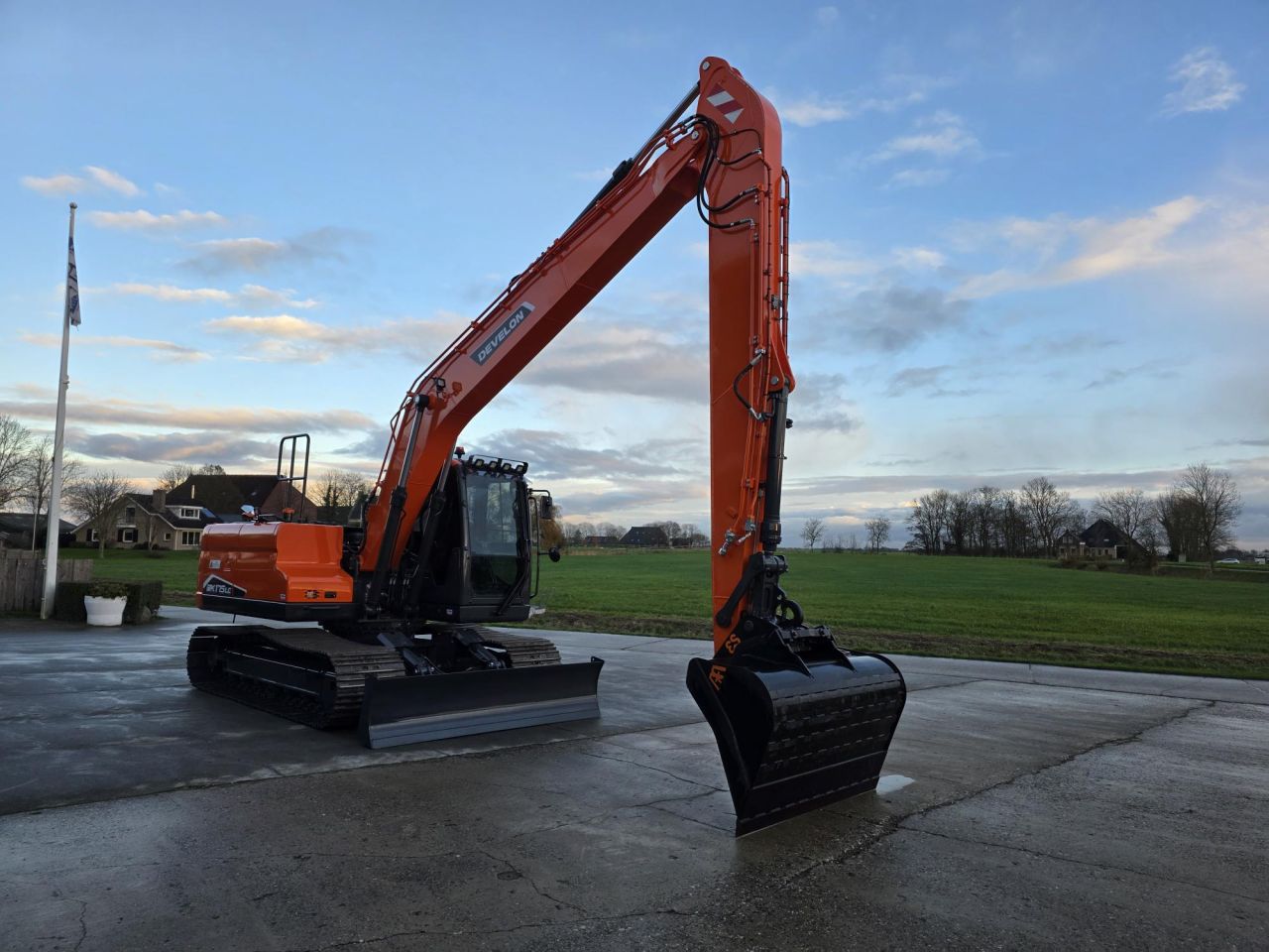 Develon DX140LC-7