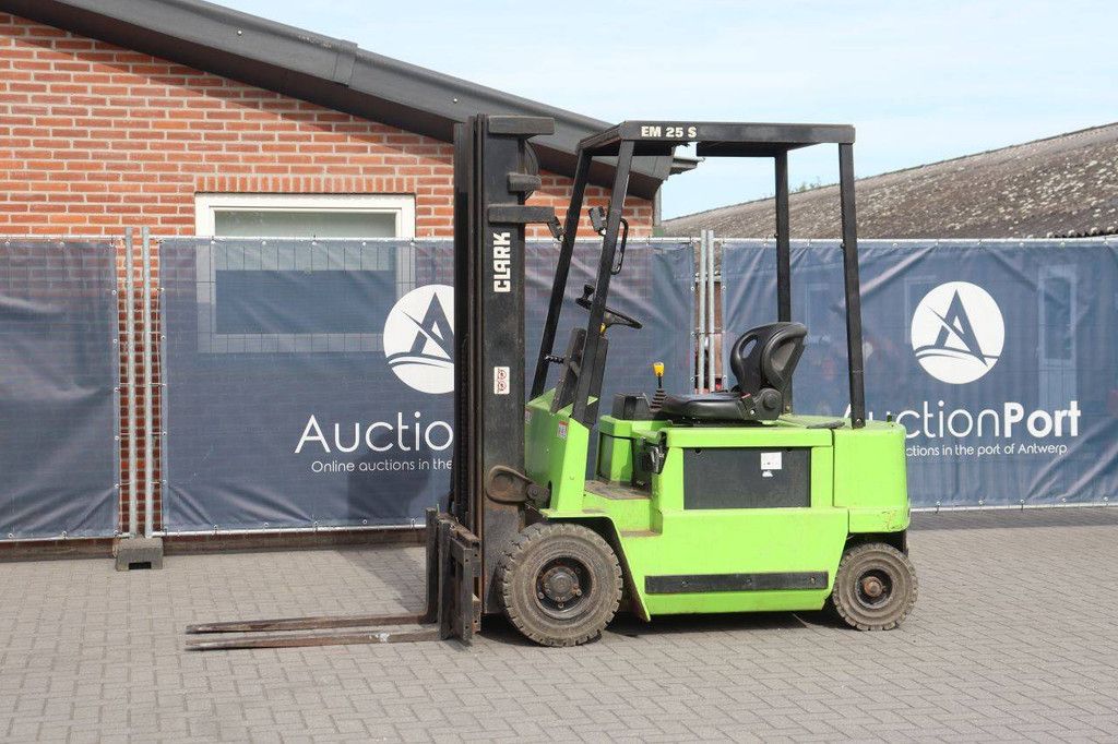 Clark EM25S Elektrogabelstapler 2500 kg 5,6 m 2005