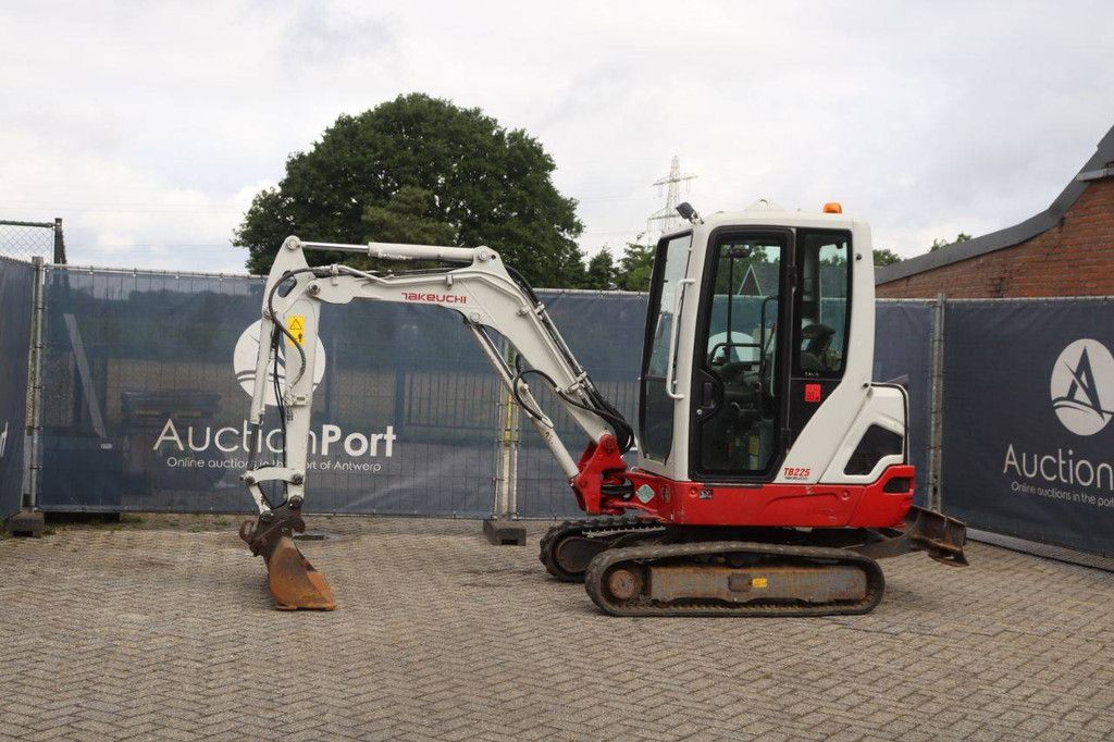Mini excavator Takeuchi TB225 Diesel 16.5kW 2018
