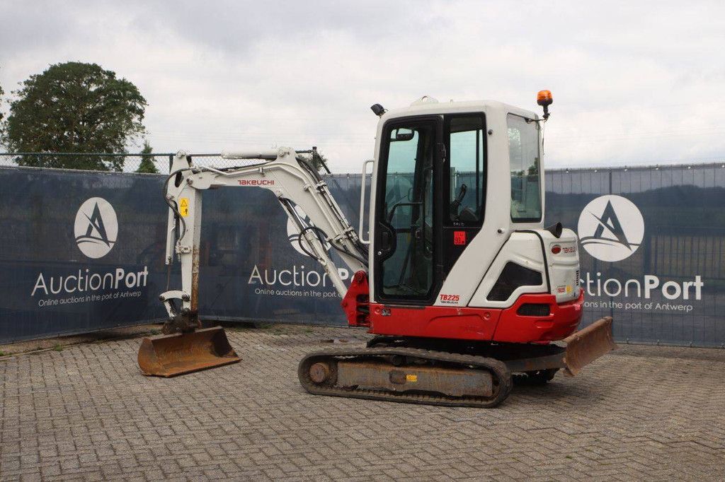 Mini excavator Takeuchi TB225 Diesel 16.5kW 2018