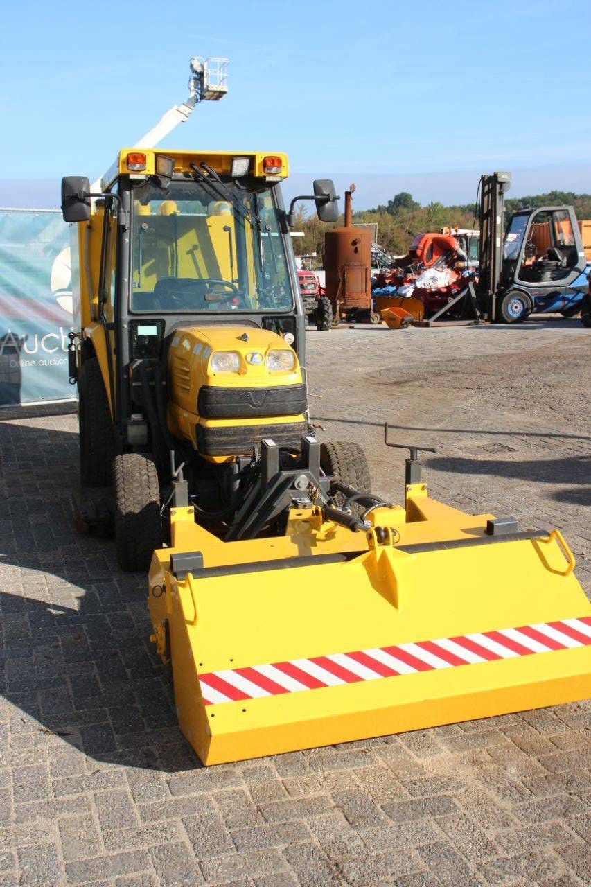 Mini tractor Kubota STV40 Diesel 2006 with sweeping brush