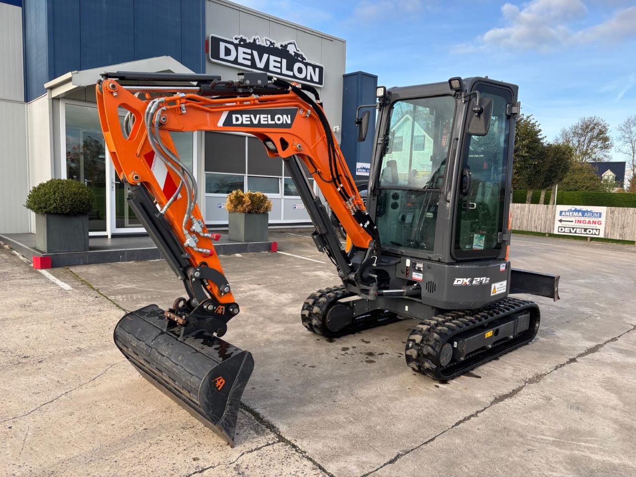 Develon DX27z-7