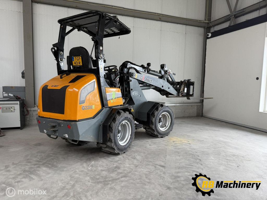 Giant G2200E