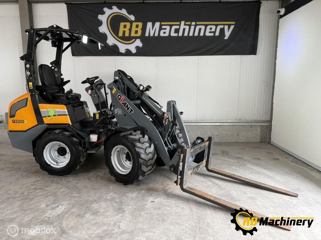 Giant G2200E