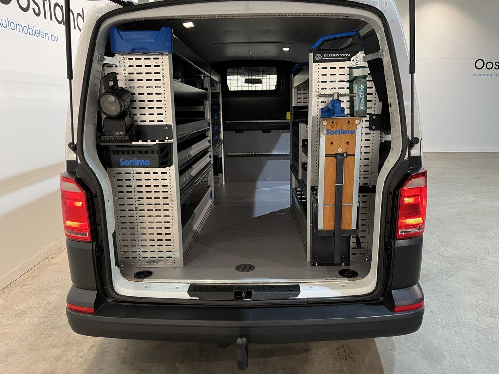 Volkswagen Transporter 2.0 TDI L2H1 4Motion 4X4 150 PK / Servicebus / Sortimo Inrichting / Euro 6 / Airco / Camera / Trekhaak / Cruise Control / Navigatie / Klep / Imperiaal