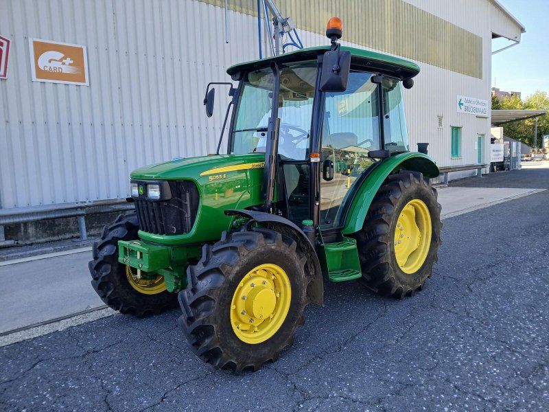 John Deere 5055E