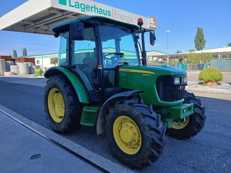 John Deere 5055E