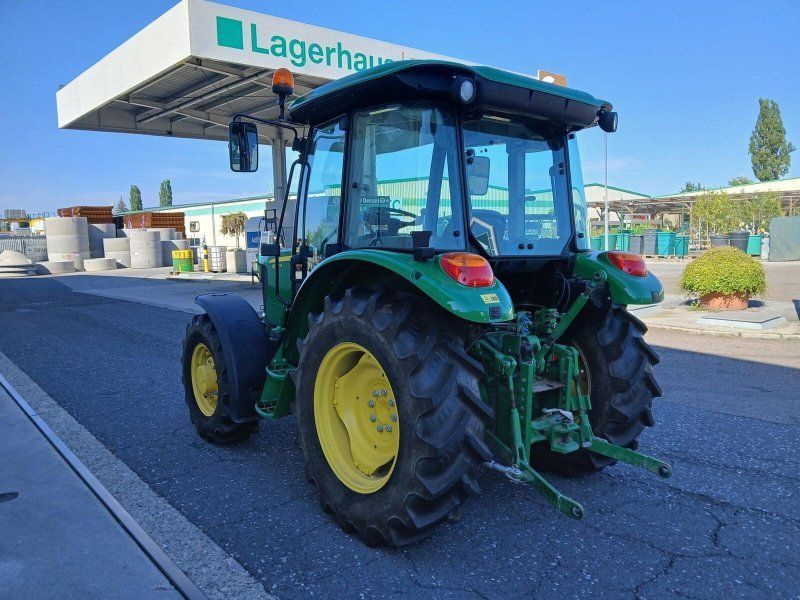John Deere 5055E
