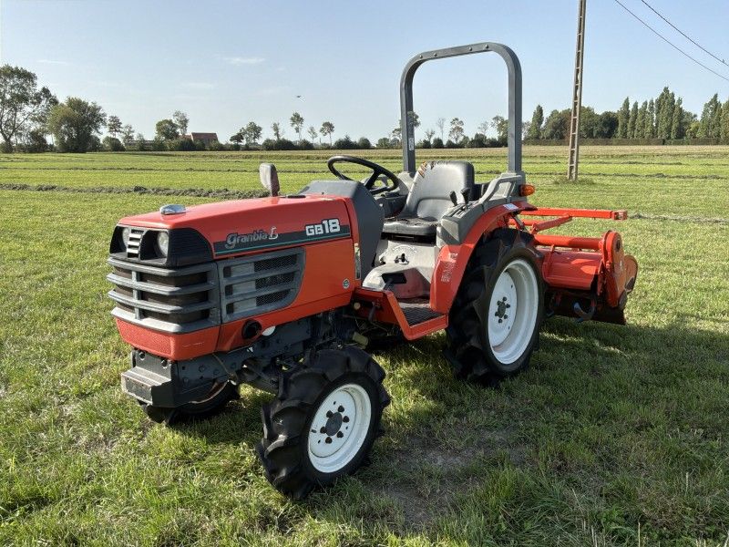 Kubota Granbia L GB18 – Minitraktor mit Allradantrieb und Bodenfräse